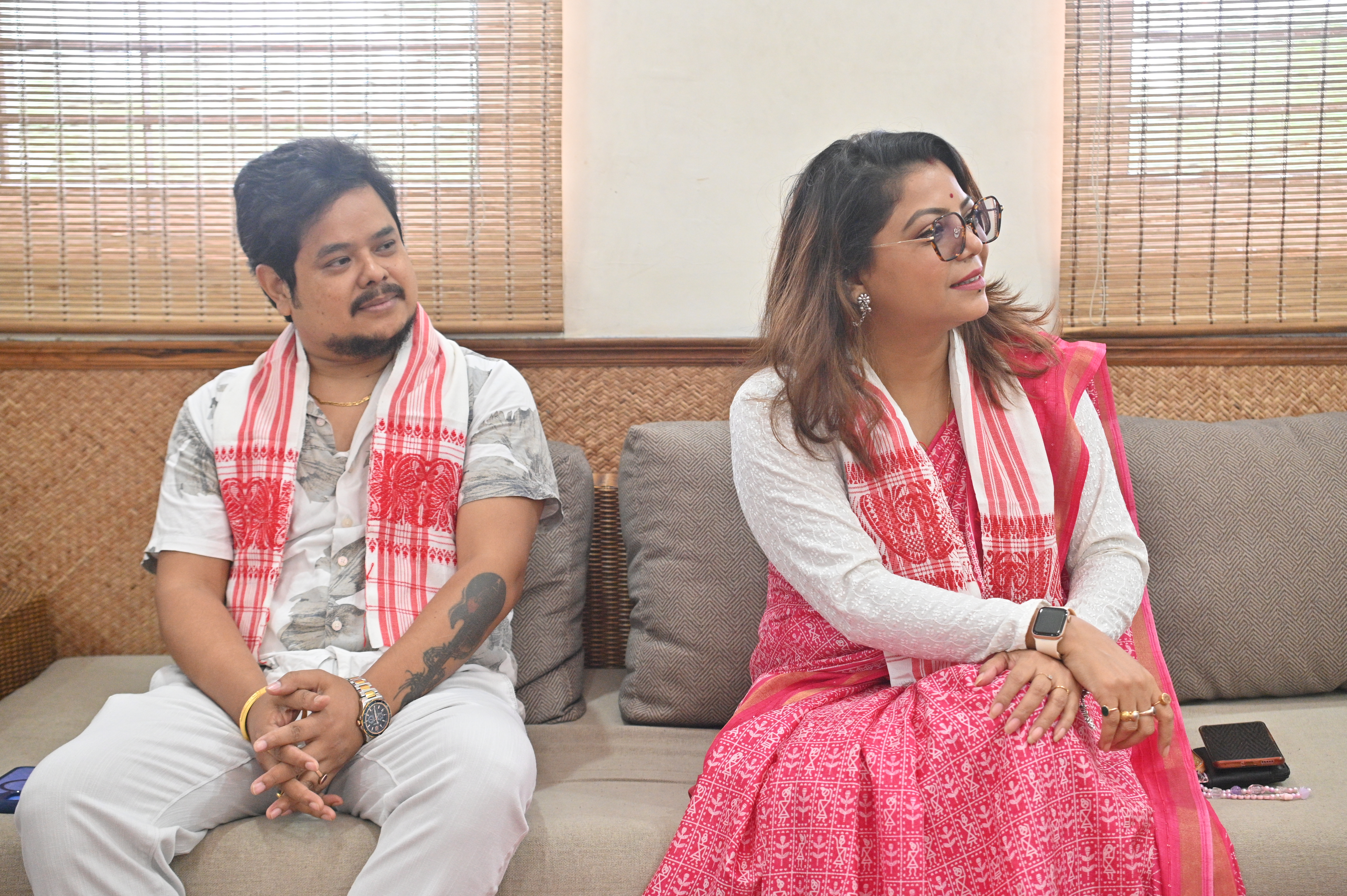 <span  class="uc_style_uc_tiles_grid_image_elementor_uc_items_attribute_title" style="color:#ffffff;">Singer Gitaalee Devi & Sumit Sagar</span>