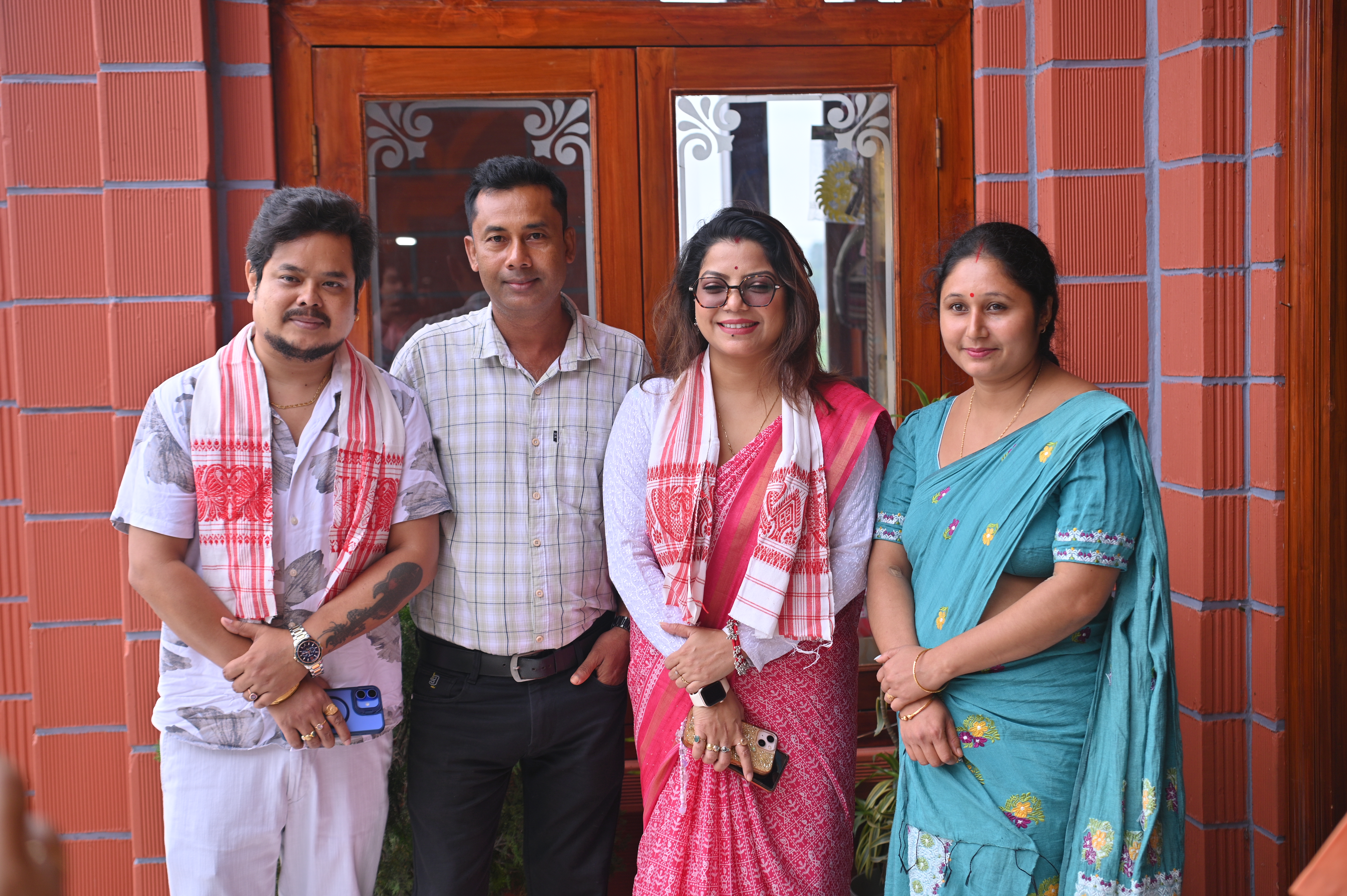 <span  class="uc_style_uc_tiles_grid_image_elementor_uc_items_attribute_title" style="color:#ffffff;">Singer Gitaalee Devi & Sumit Sagar</span>