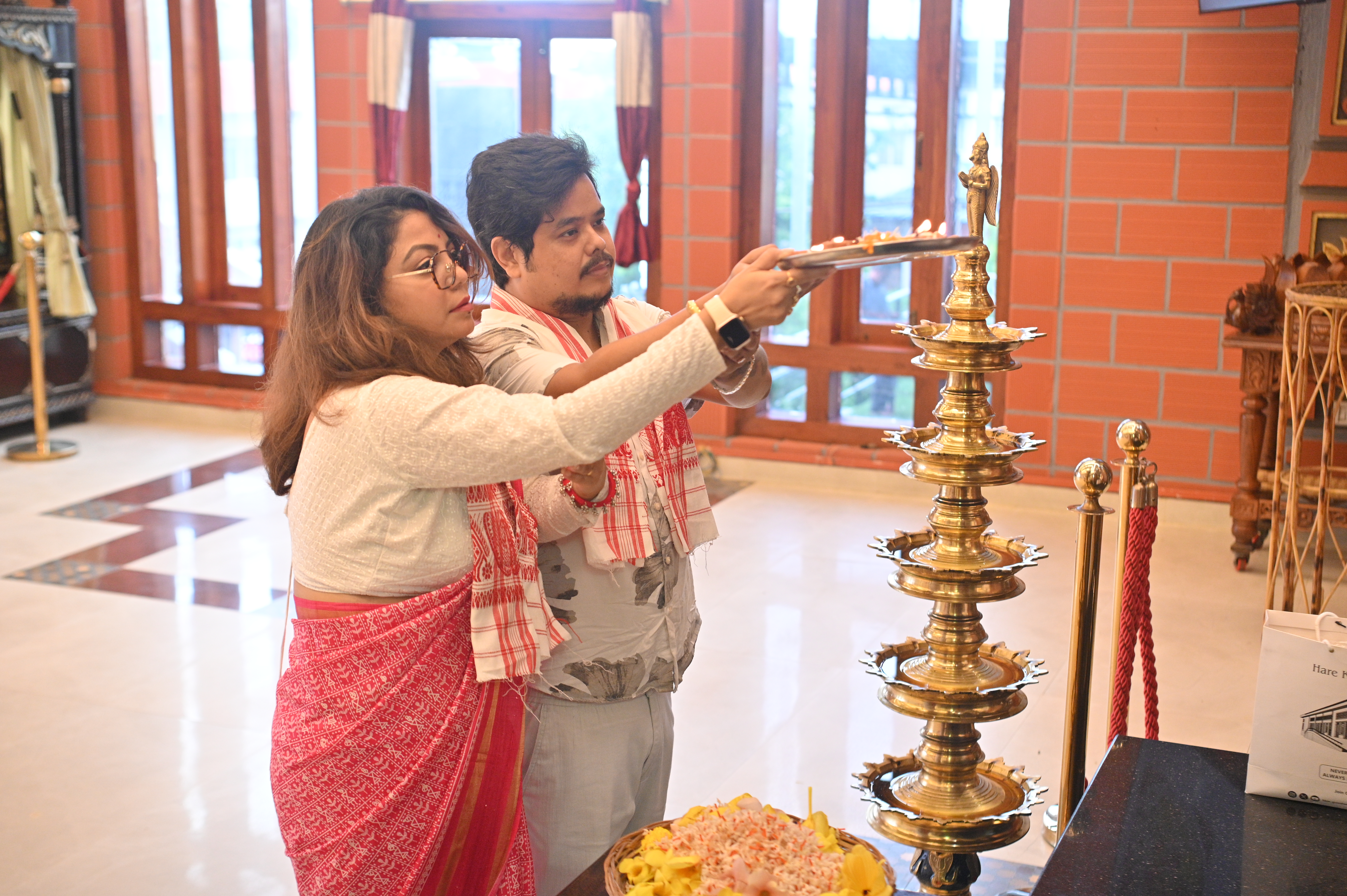 <span  class="uc_style_uc_tiles_grid_image_elementor_uc_items_attribute_title" style="color:#ffffff;">Singer Gitaalee Devi & Sumit Sagar</span>