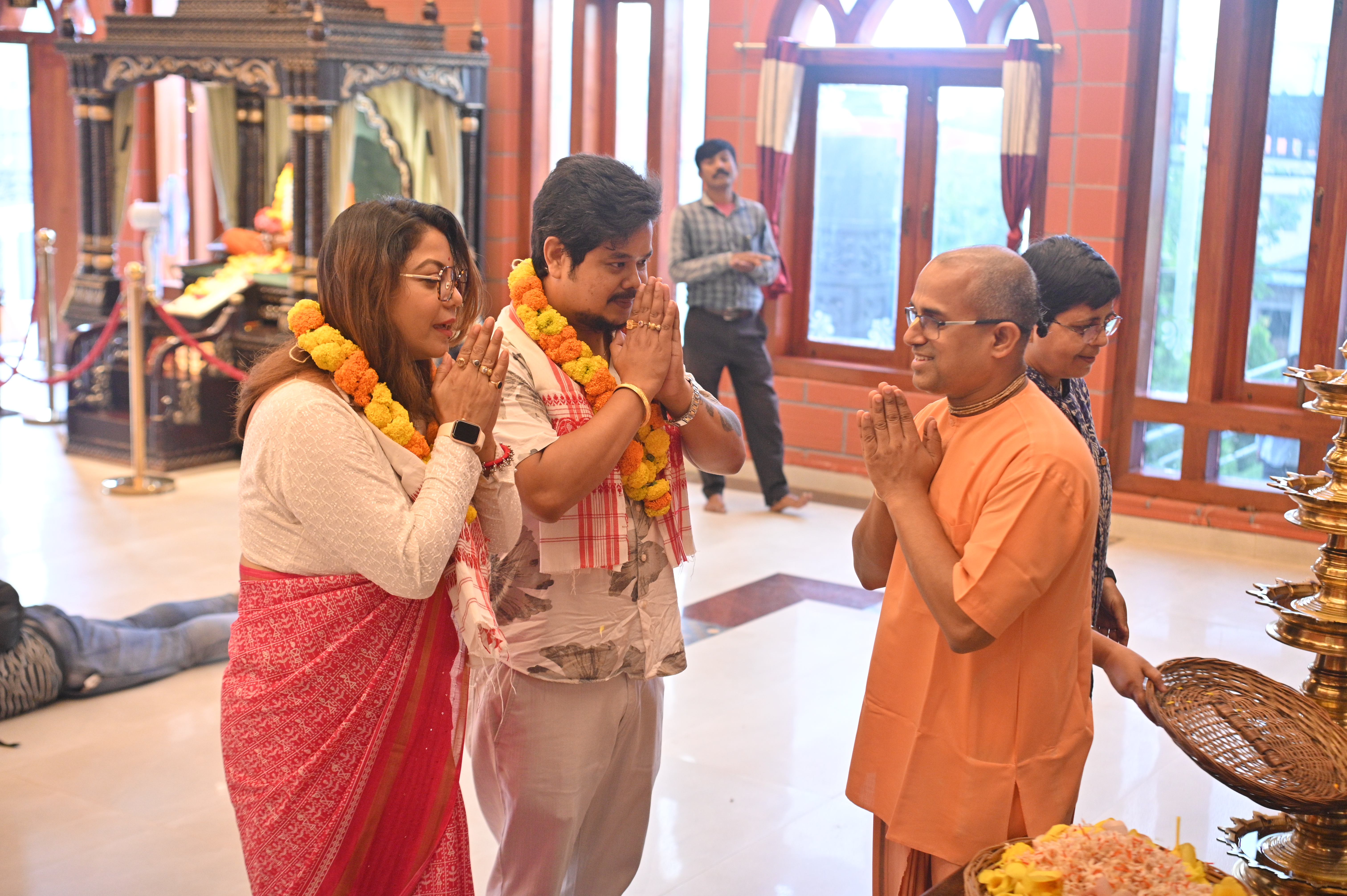 <span  class="uc_style_uc_tiles_grid_image_elementor_uc_items_attribute_title" style="color:#ffffff;">Singer Gitaalee Devi & Sumit Sagar</span>