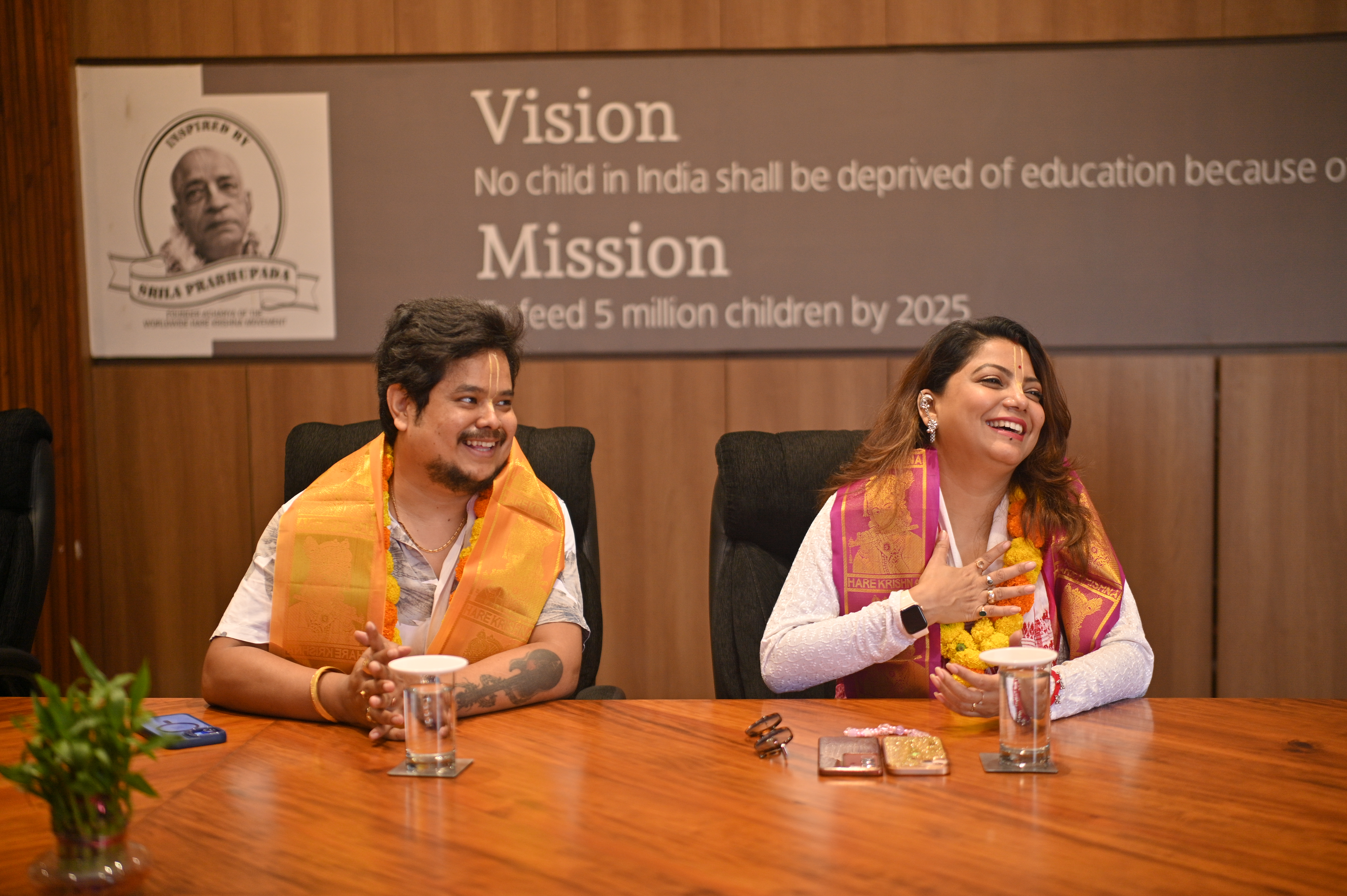 <span  class="uc_style_uc_tiles_grid_image_elementor_uc_items_attribute_title" style="color:#ffffff;">Singer Gitaalee Devi & Sumit Sagar</span>